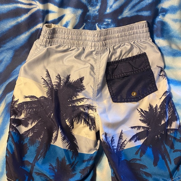 Bundle of H&M and Old Navy Swim shorts- Boys 6-8 - Picture 6 of 6